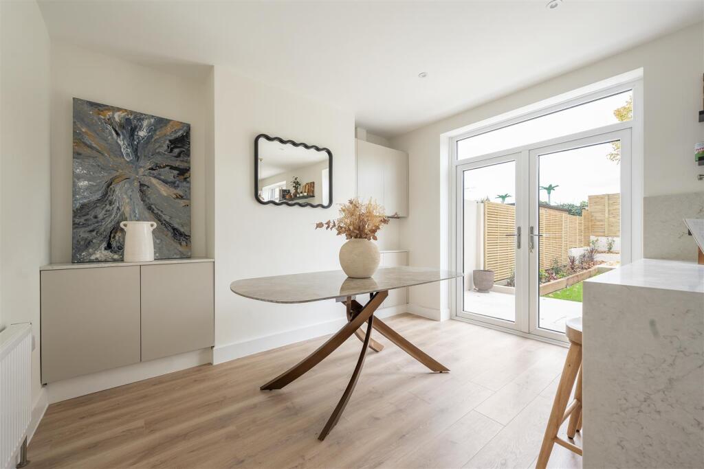Rose Avenue, E18