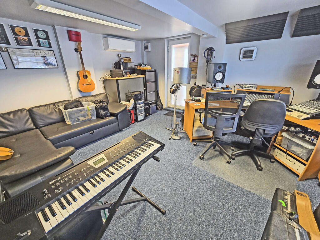 studio 2