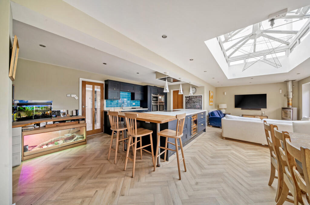 1369598-4-68f1651...