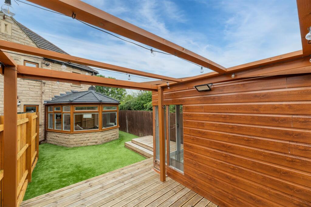 Decking, Summerhouse &amp; Garden
