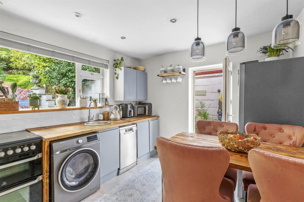 47 Arundel Road, HP12 4NF-6.jpg