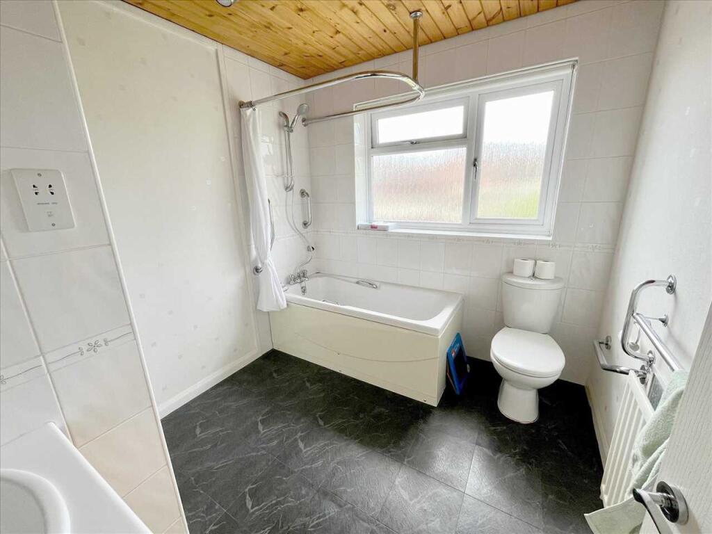 BATHROOM/WC