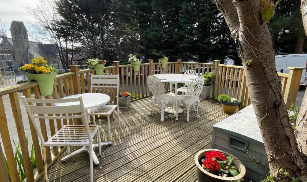 COMMUNAL SEATING AREAS