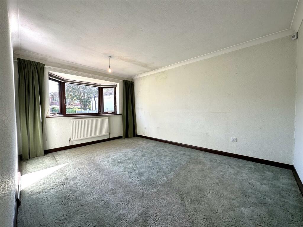Bay-Fronted Master Bedroom 366