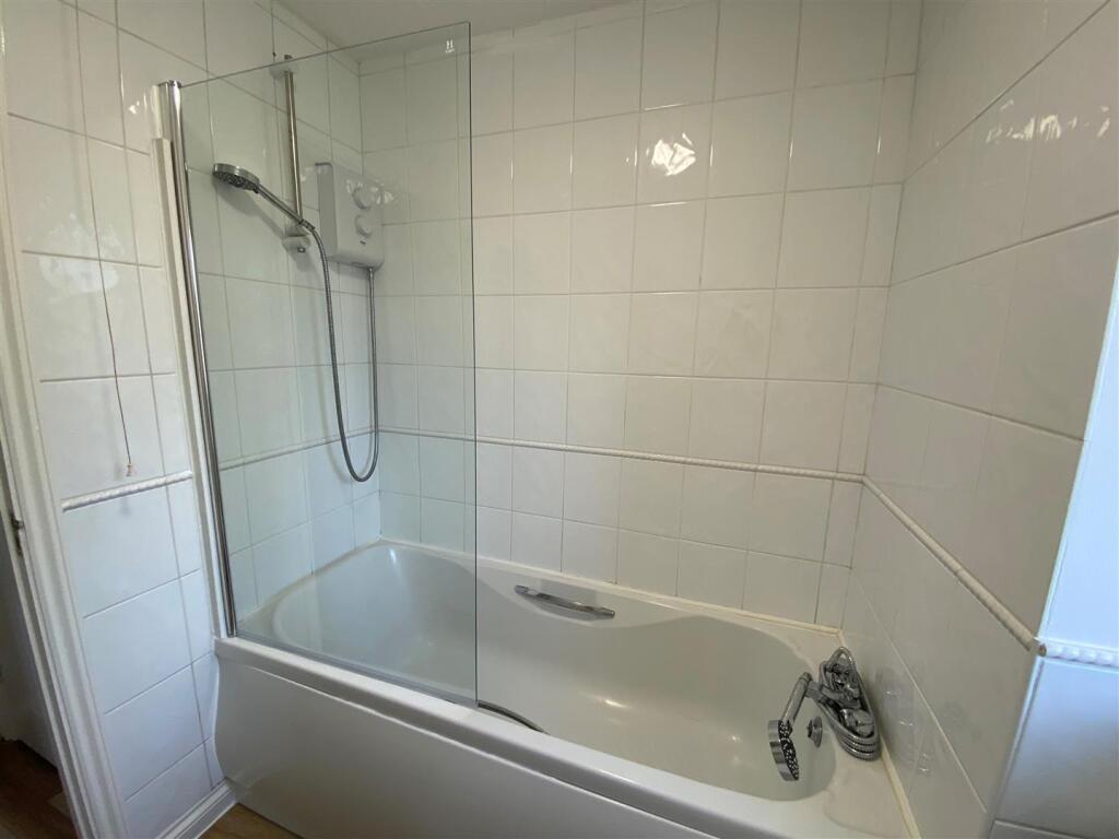 28 Thistle Close - bathroom 2.jpg