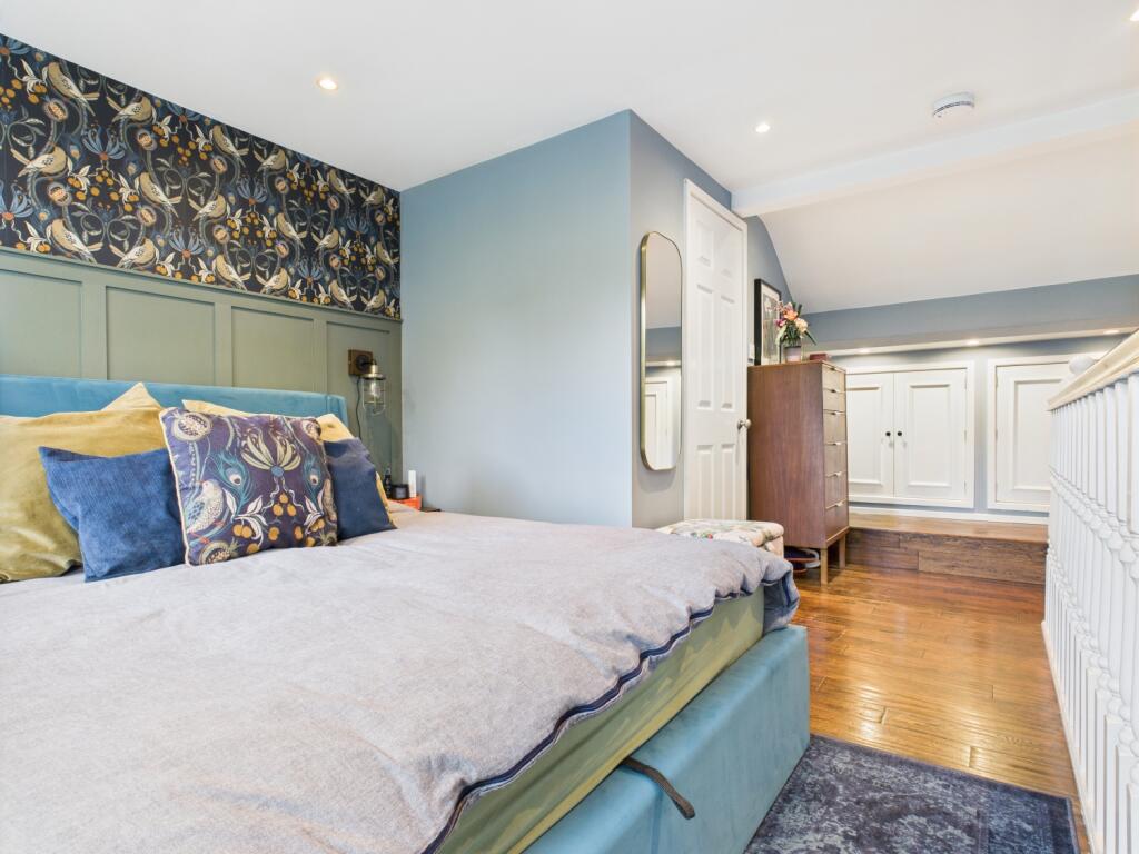 CAM03729G0-PR0080-STILL030