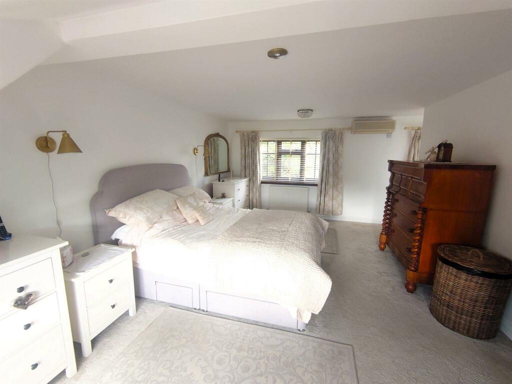 Master Bedroom b.JPG