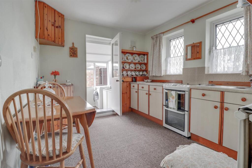 61 LUCERNE WALK WICKFORD-5.jpg