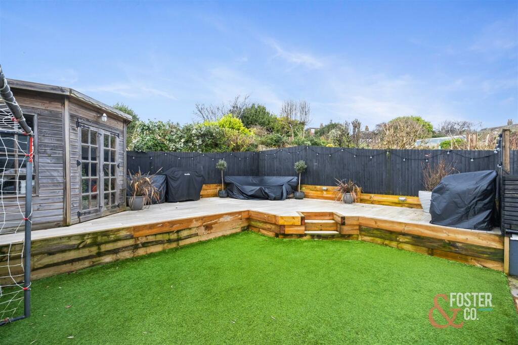 Queen Victoria Ave 32-0021.jpg