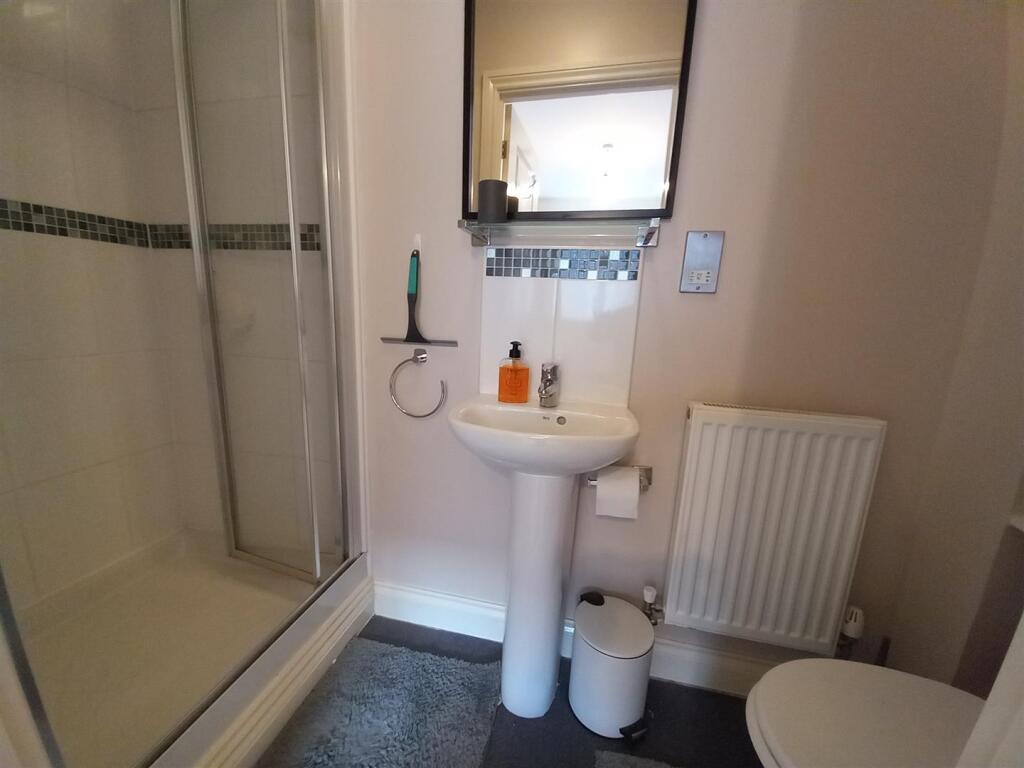 71 Watkins Way Ensuite.jpg