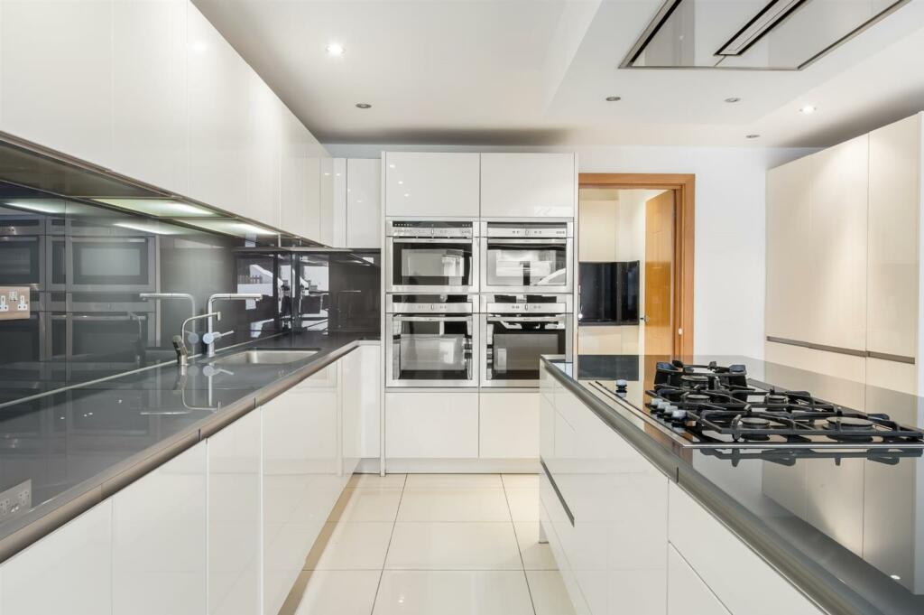 KITCHEN AREA: