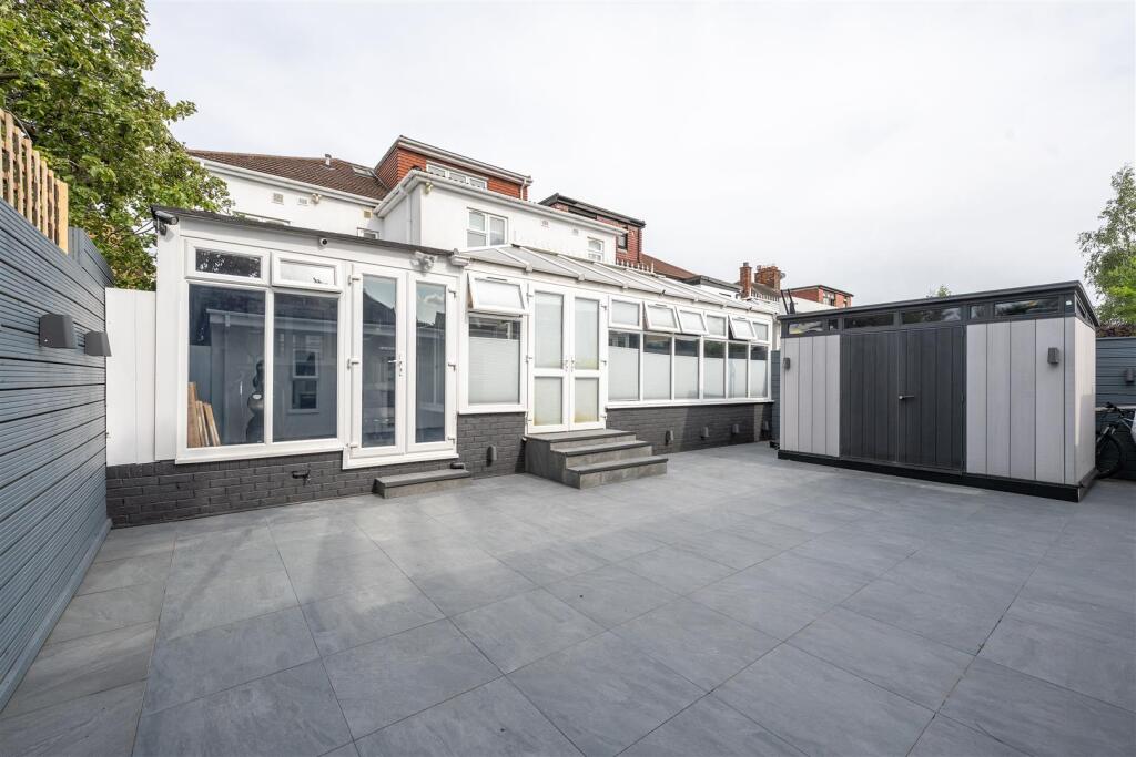 Byron Avenue, E18