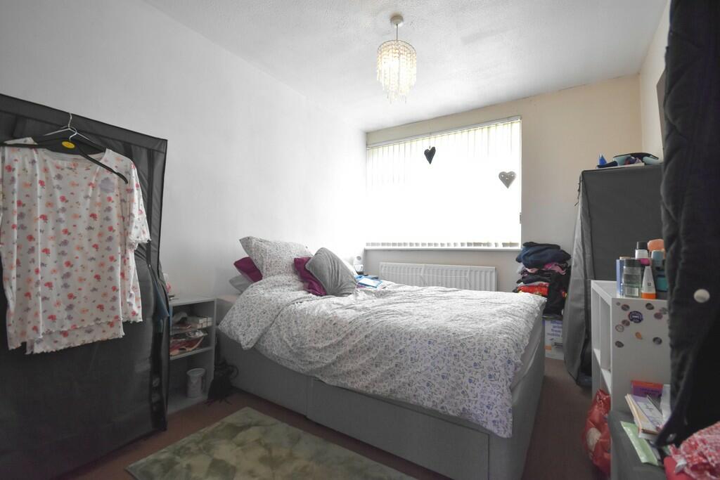 Bedroom 1-min