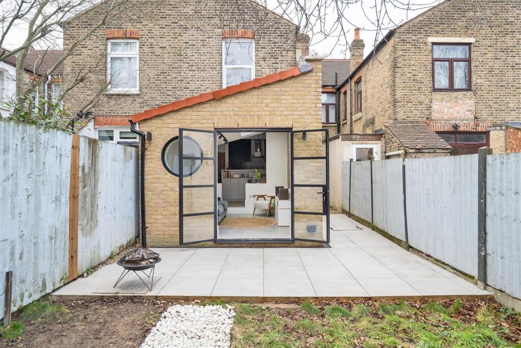 Colchester Road, E10