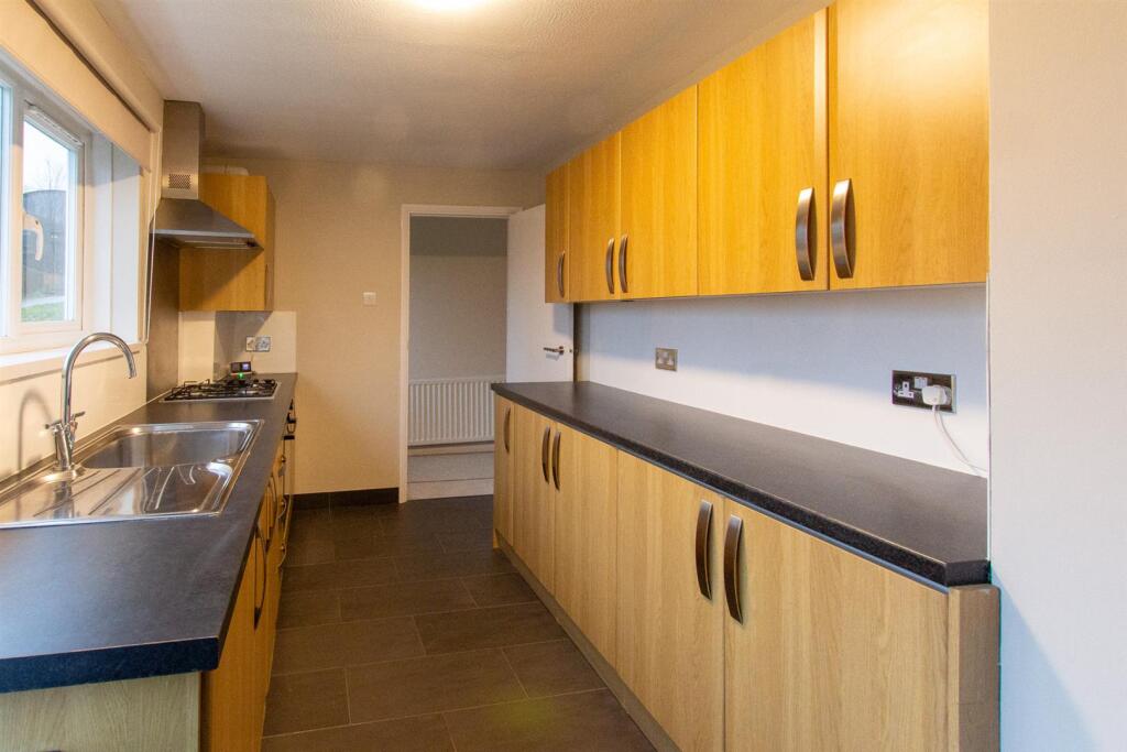 19 High Trees - kitchen.jpg