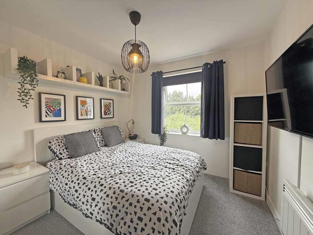 Junction Gardens 100 - Bed 2.jpg