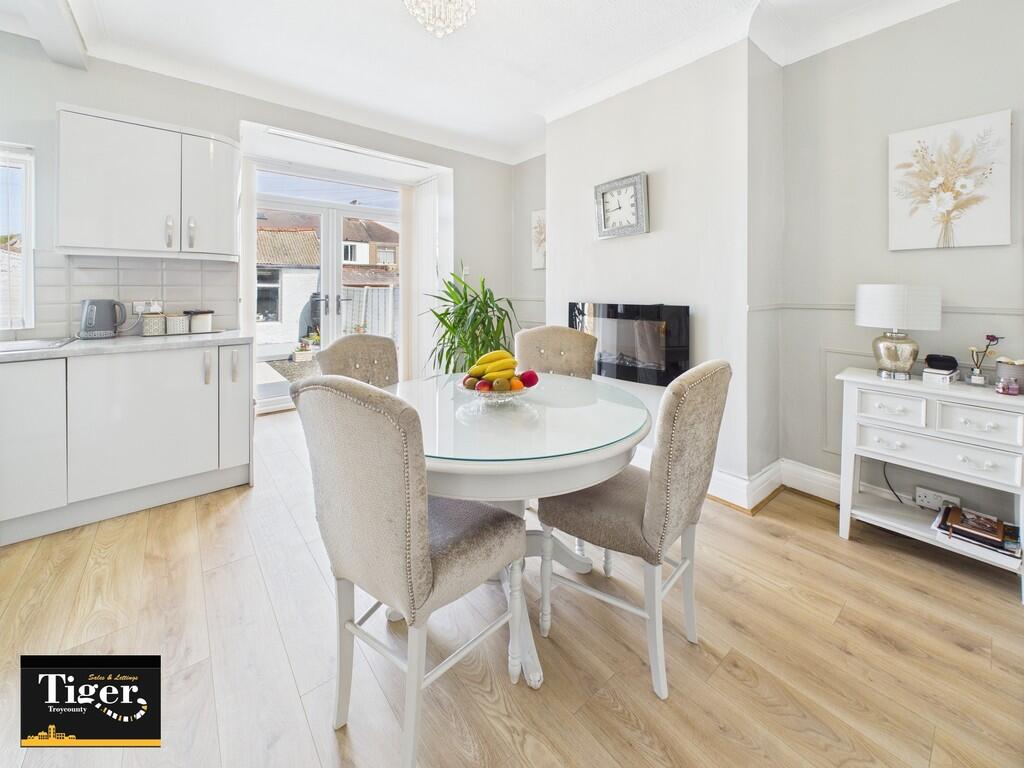 CAM02176G0-PR0652...