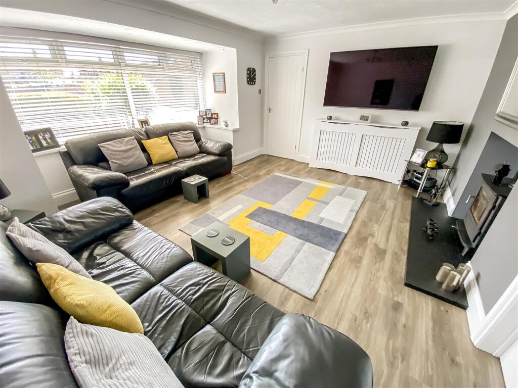 Living Room (2).jpg