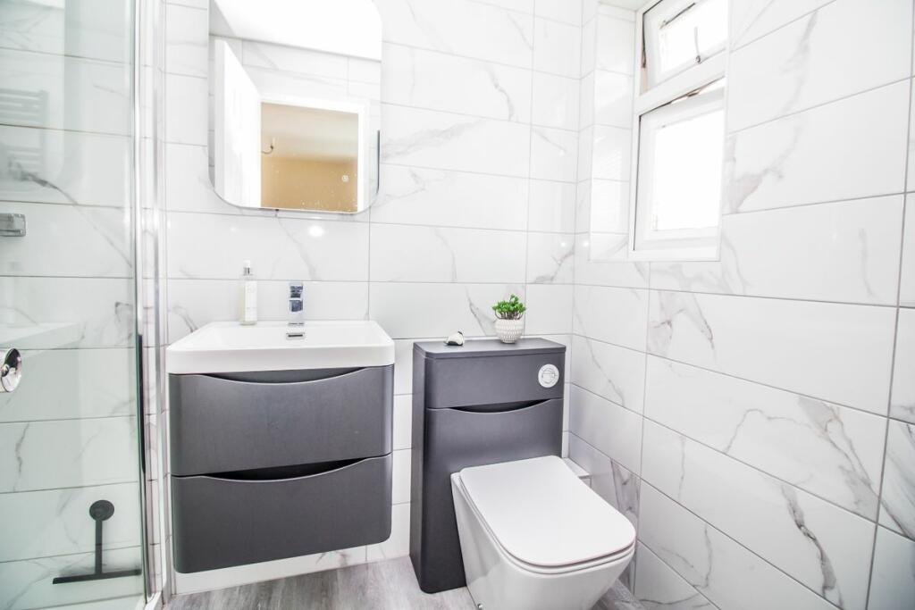 En-suite Pic 2.