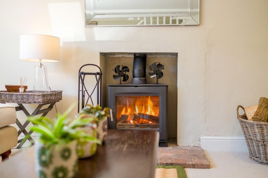 1440px-Cavell Cot...