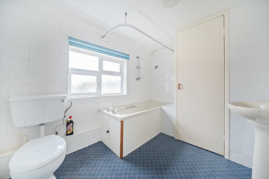 2nd view BATHROOM.jpg