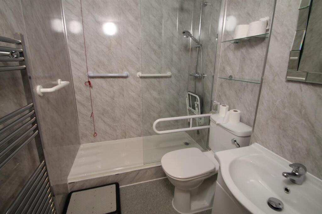 6 friars shower room.jpg