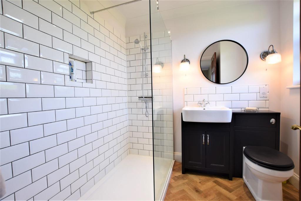 EN SUITE SHOWER ROOM