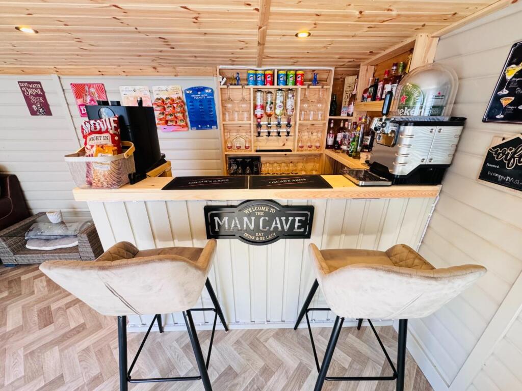 SUMMERHOUSE/BAR