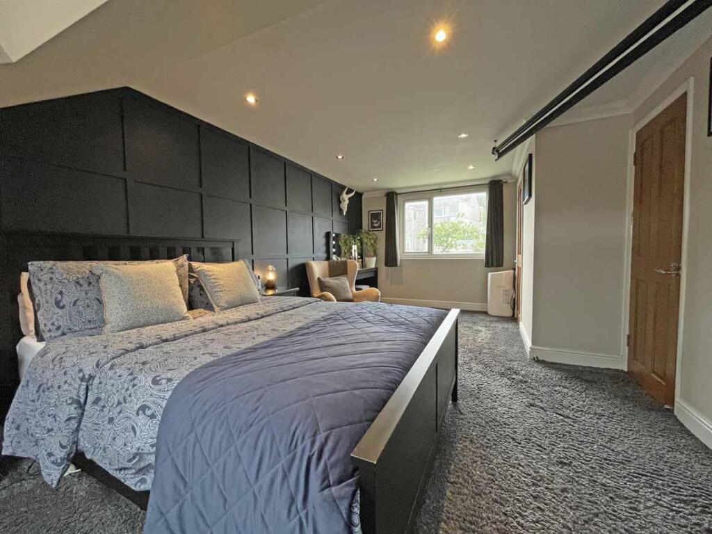 Old Laira Road 331 - Bed 1...jpg