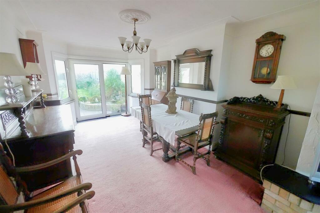Lounge/Dining Room