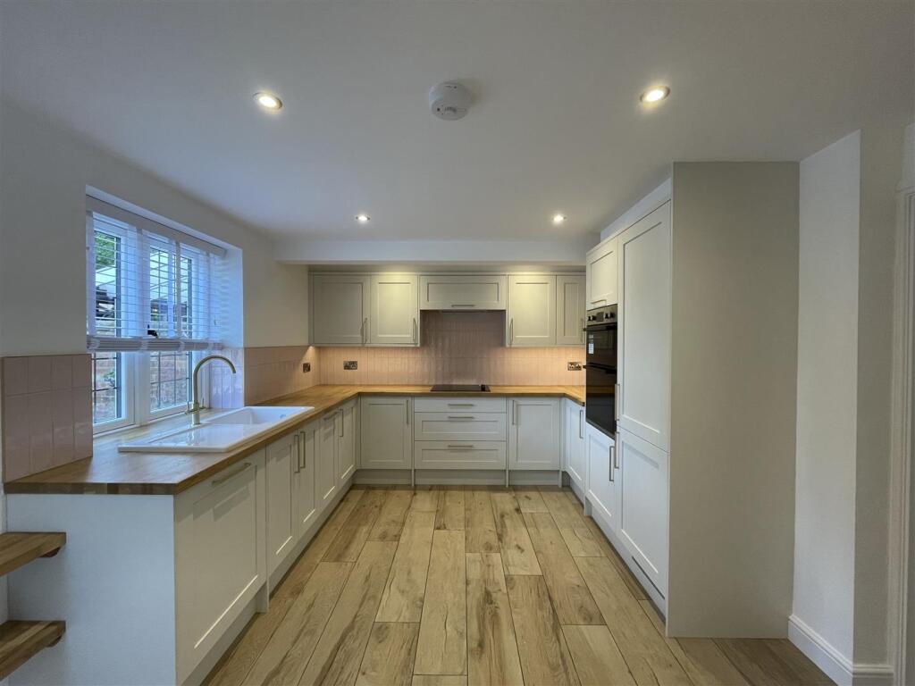 2 Manor Cottages - Kitchen.JPG