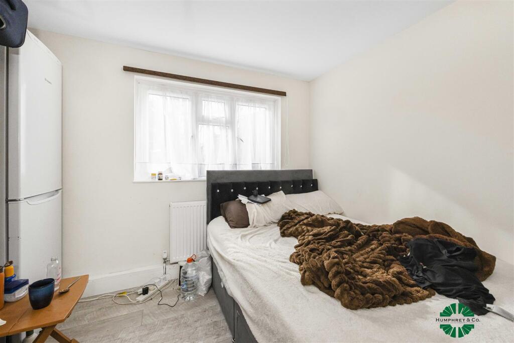 Flat 14  Fyfield Court  Disraeli Road -002.JPG