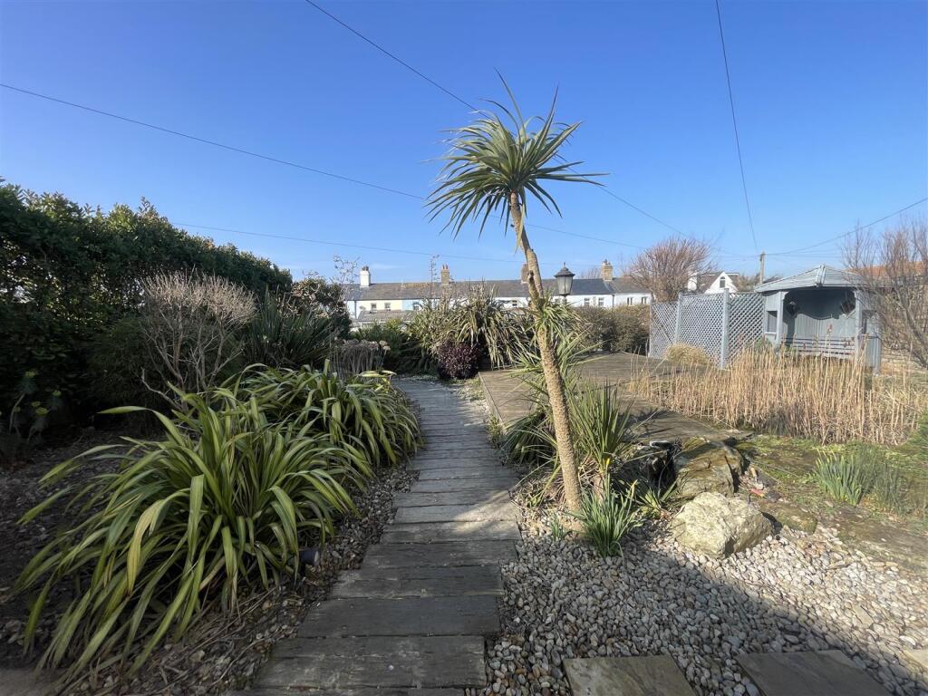 Keelan front garden 2.JPG