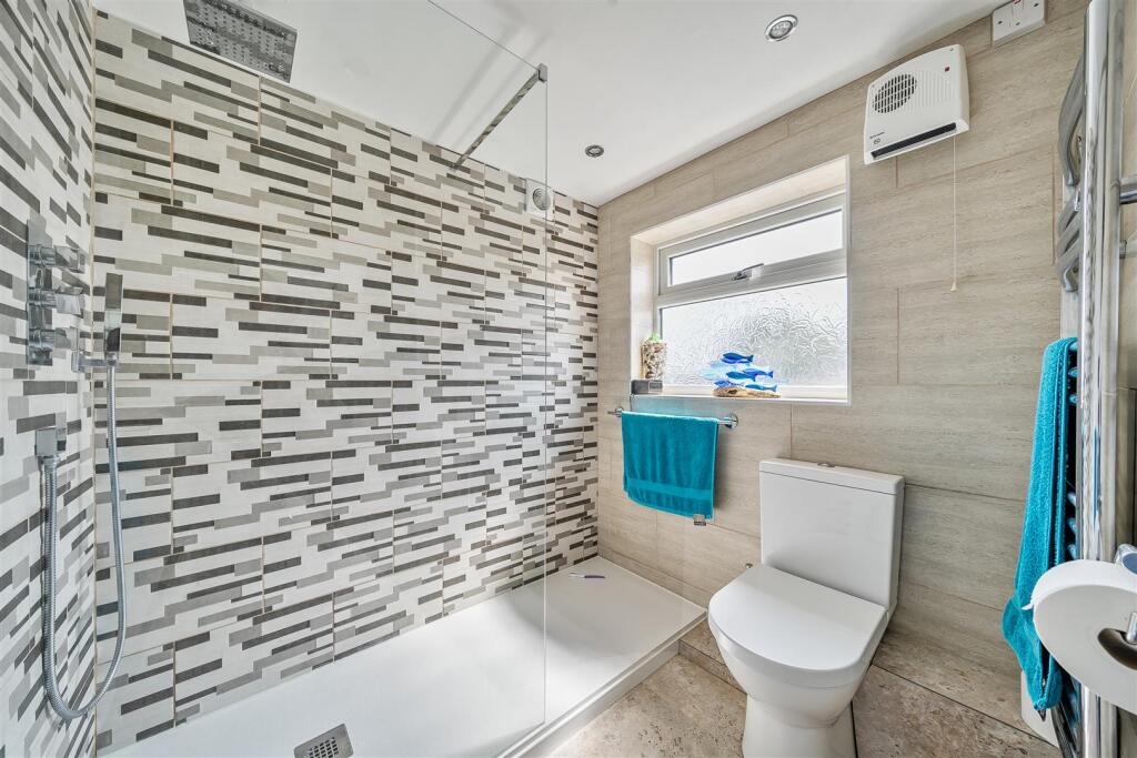 Oakleigh Drive - Bathroom 1.jpg