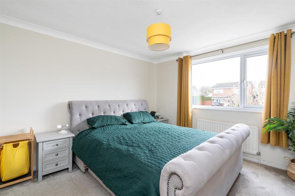 47 Chantry Heath Crescent_15.jpg