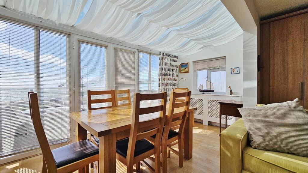 Master Bedroom/Lounge