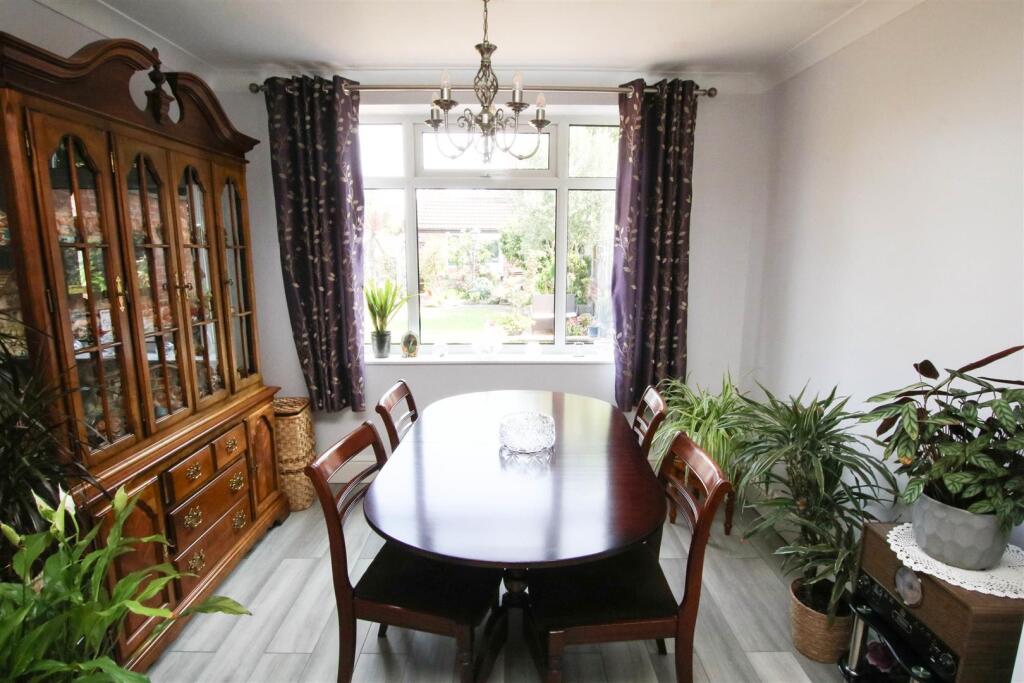 LARGE OPEN PLAN LIVING &amp; DINING ROOM