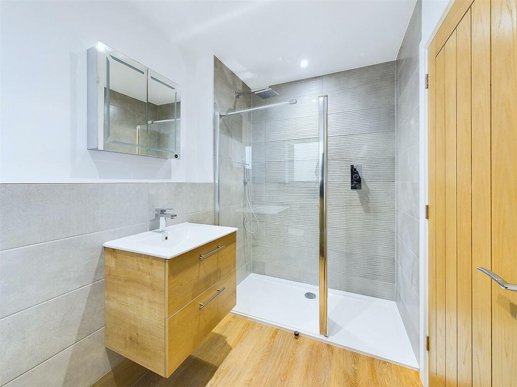Sample en-suite.