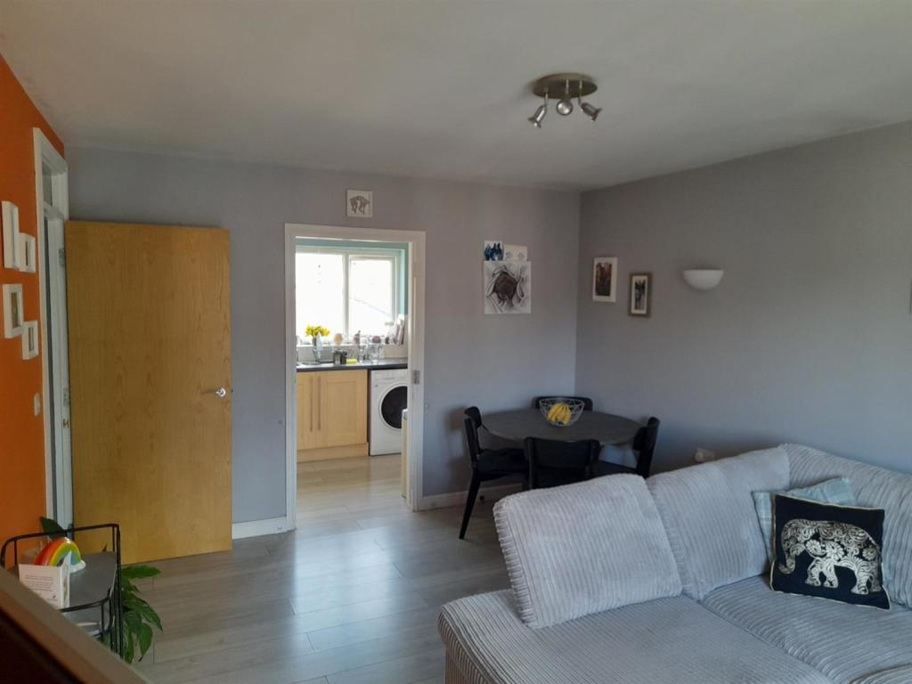 Lounge/Dining Area