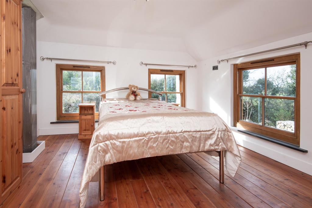 Lane Cottage Bed 1.jpg