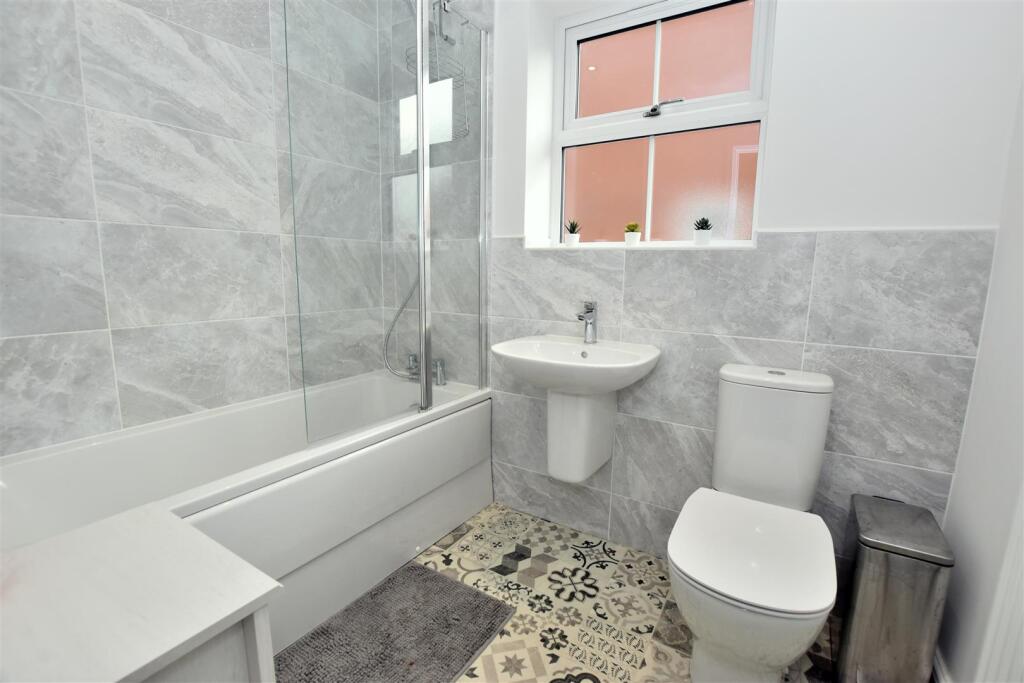 Family Bathroom.JPG