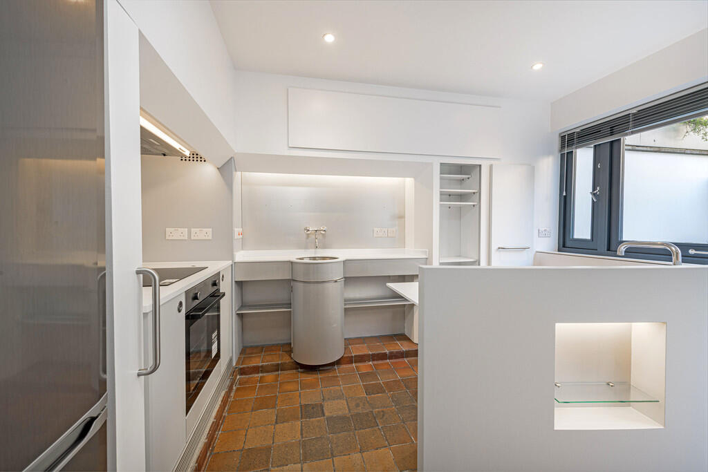 53 Slaidburn St K...