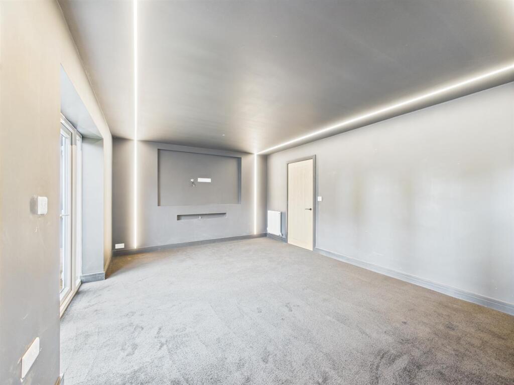 bed4 conema room .jpg