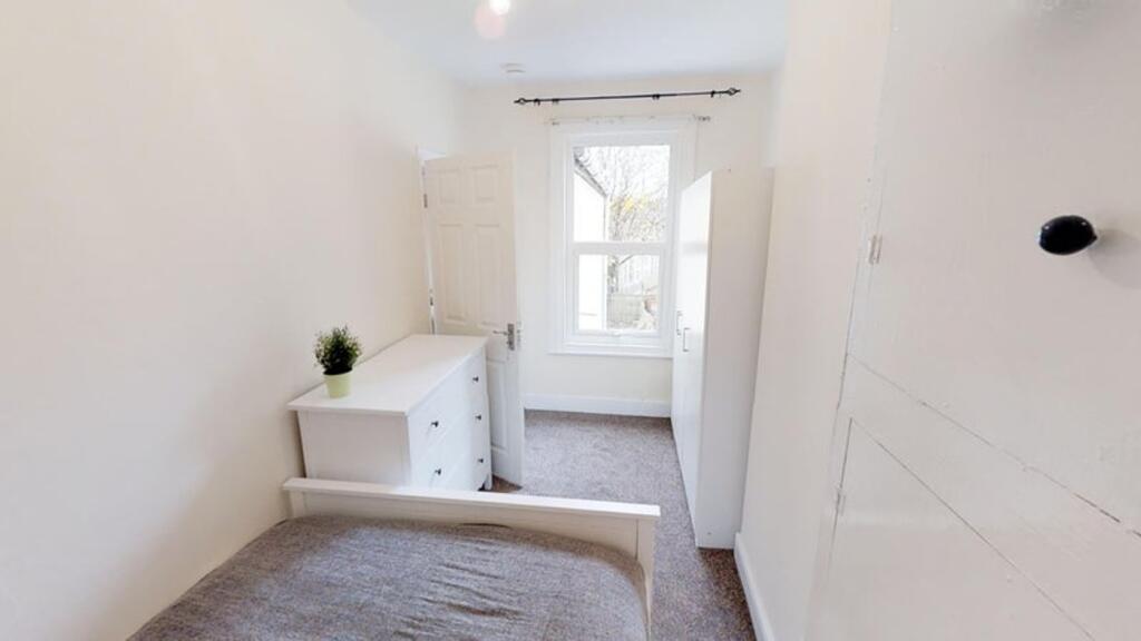 A cozy double bedroom featuring a comfortable b...