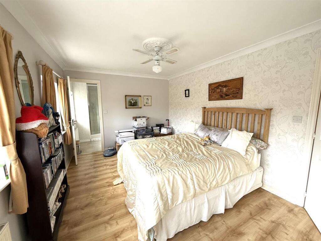 146 lb bedroom en.jpeg