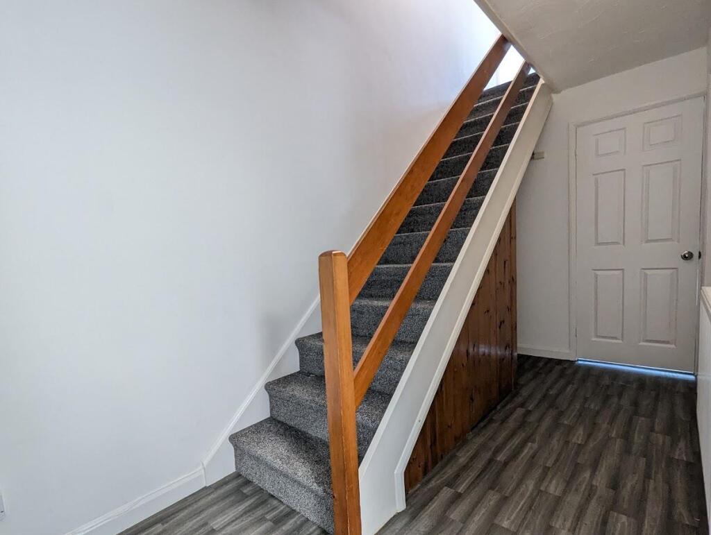 39 Quintrell Close Hallway