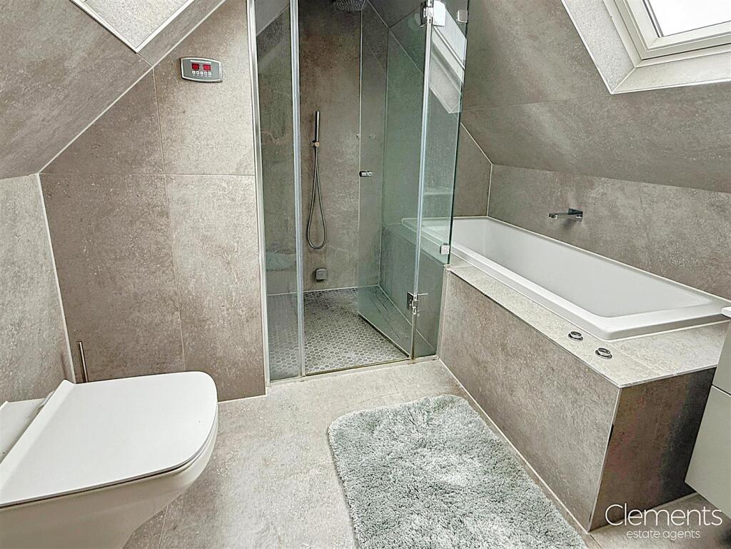TOP FLOOR BATHROOM.JPG