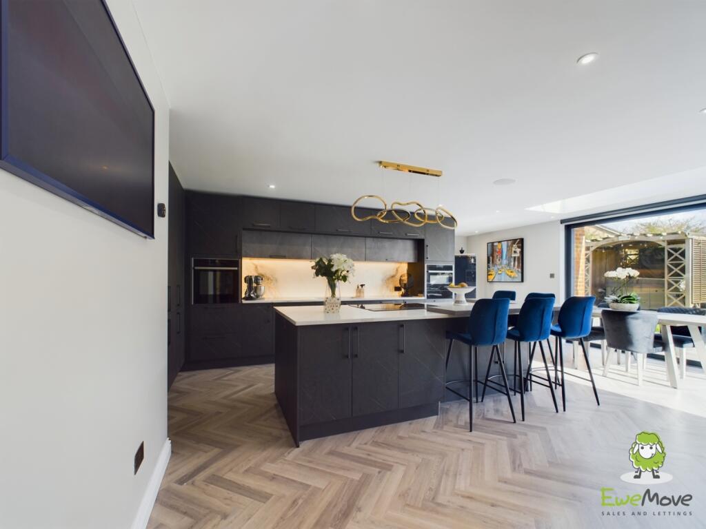 CAM03778G0-PR0171-STILL019