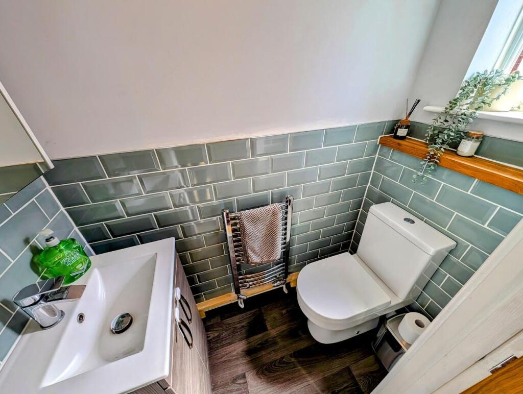 59 Mallard Close cloakroom.jpg