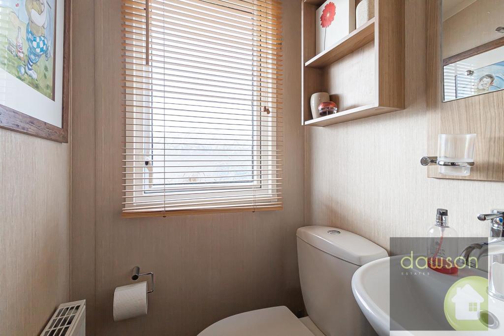 En-suite Cloaks/w.c.